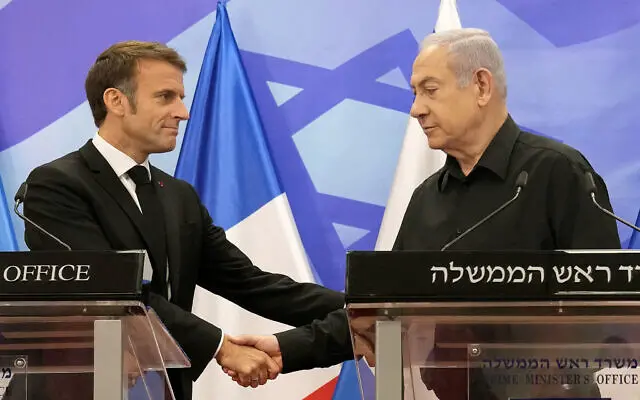 2023年10月24日，内塔尼亚胡(右)与马克龙(左)在耶路撒冷举行联合新闻发布会时握手。图自《以色列时报》
